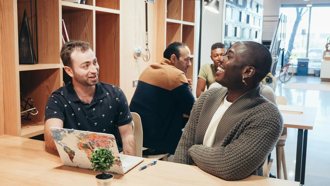 Mladí podnikatelé v coworkingovém prostoru