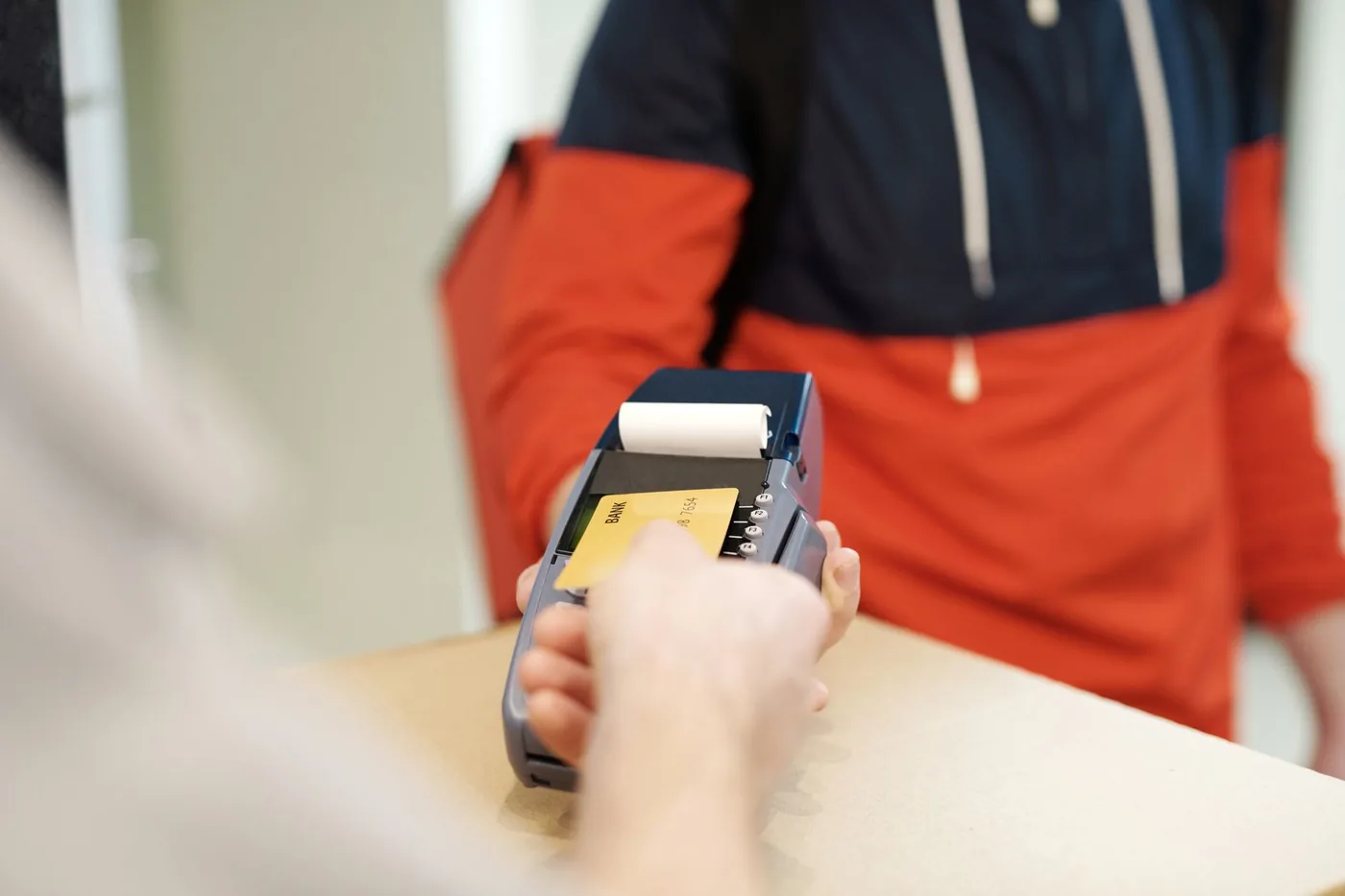 Podnikatel přijímá platbu kartou přes platební terminál