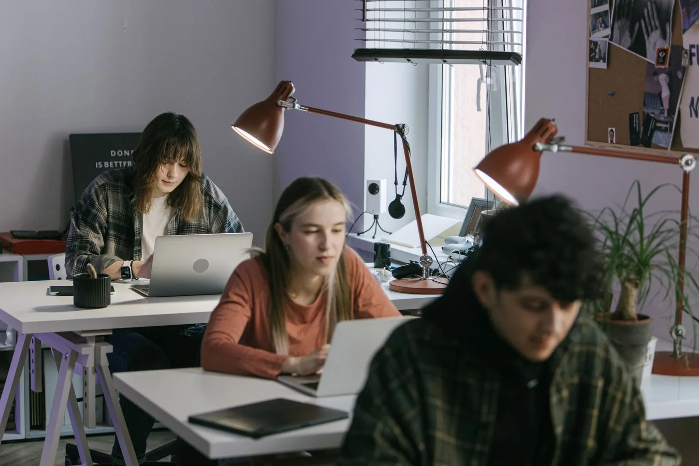 Student pracující na zkrácený úvazek v kanceláři
