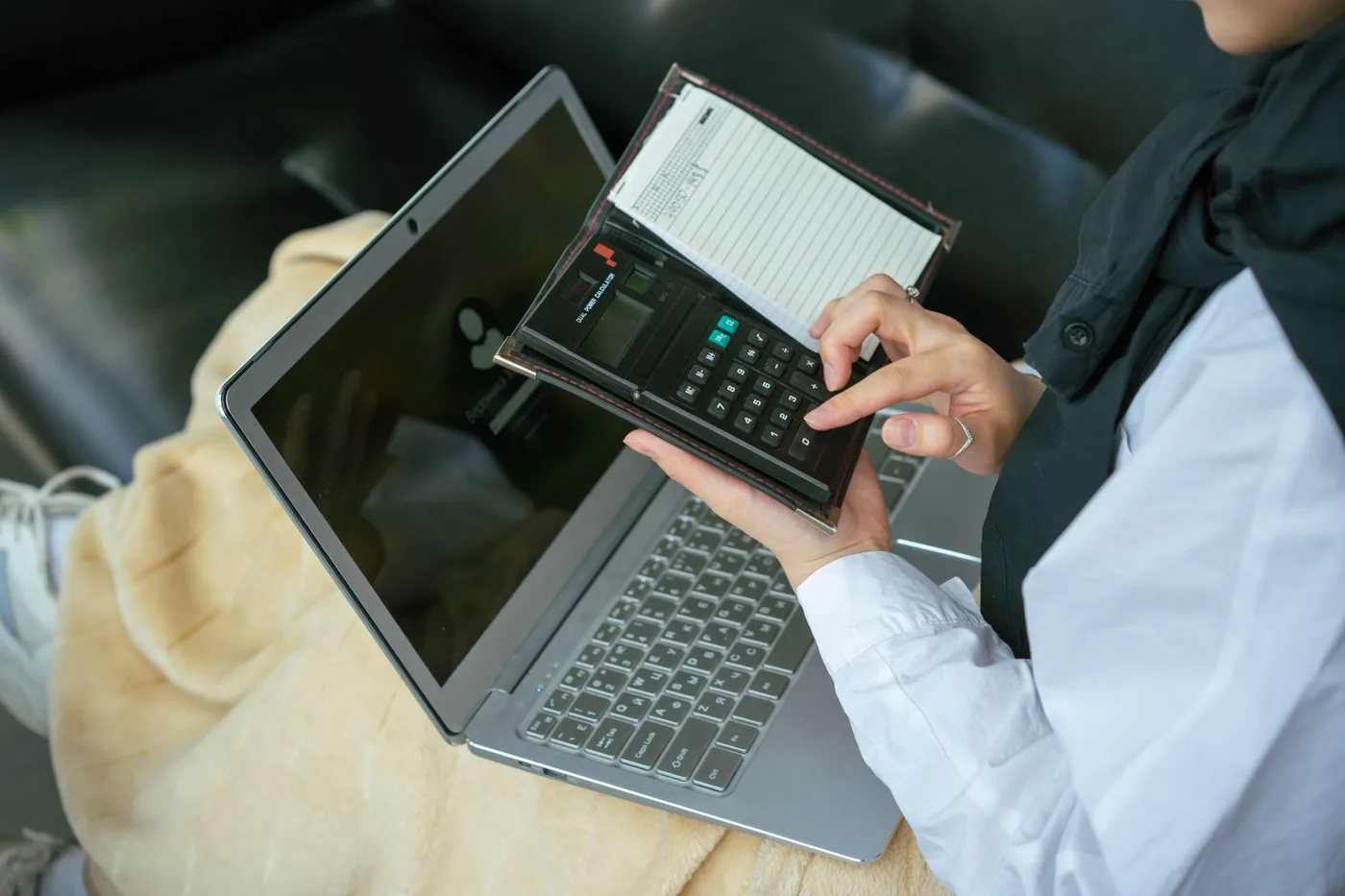 Online kalkulačka čisté mzdy na obrazovce laptopu