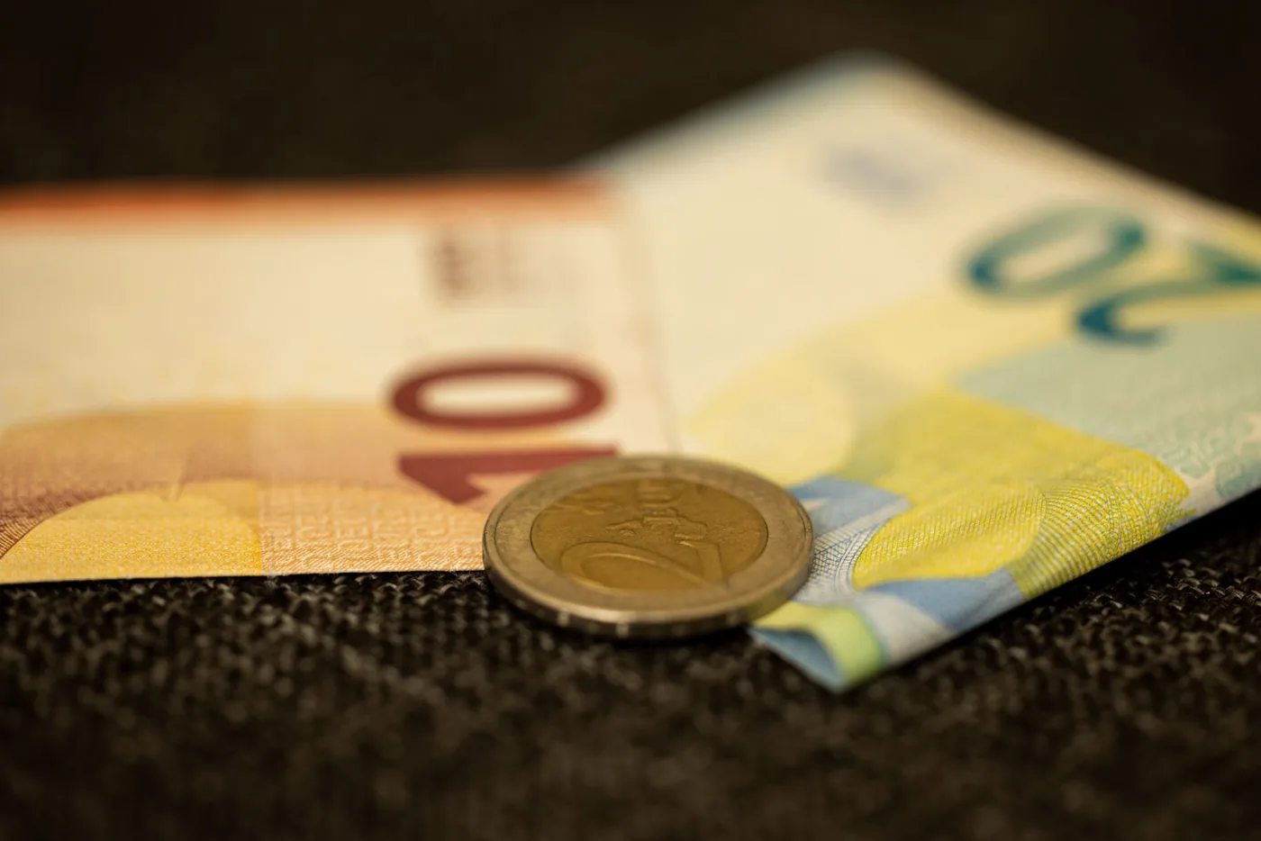 Eurové a korunové bankovky vedle sebe