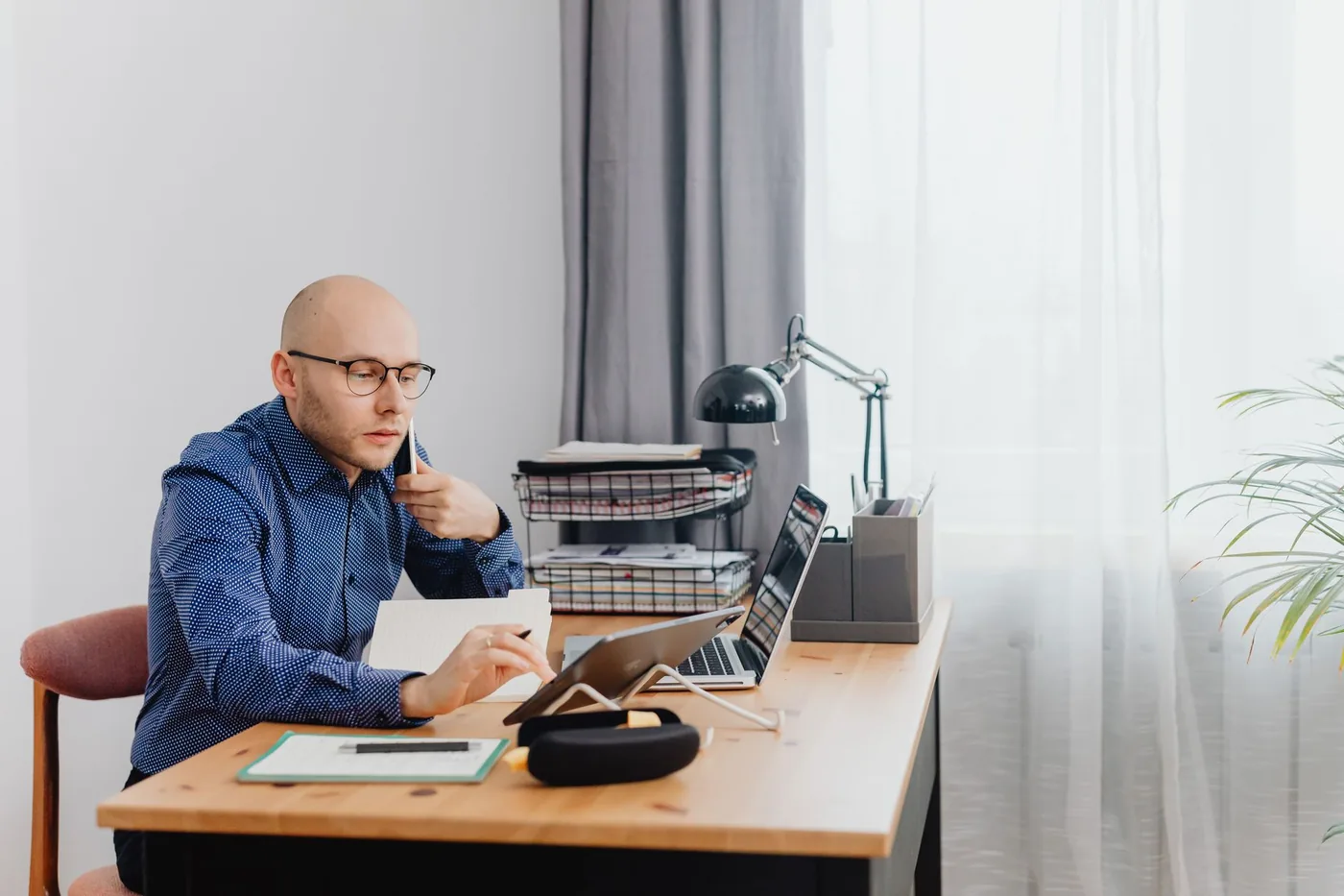 Pracovní stůl freelancera v domácí kanceláři