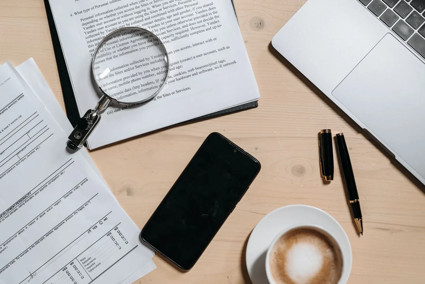 Telefon a dokumenty na pracovním stole úřadu