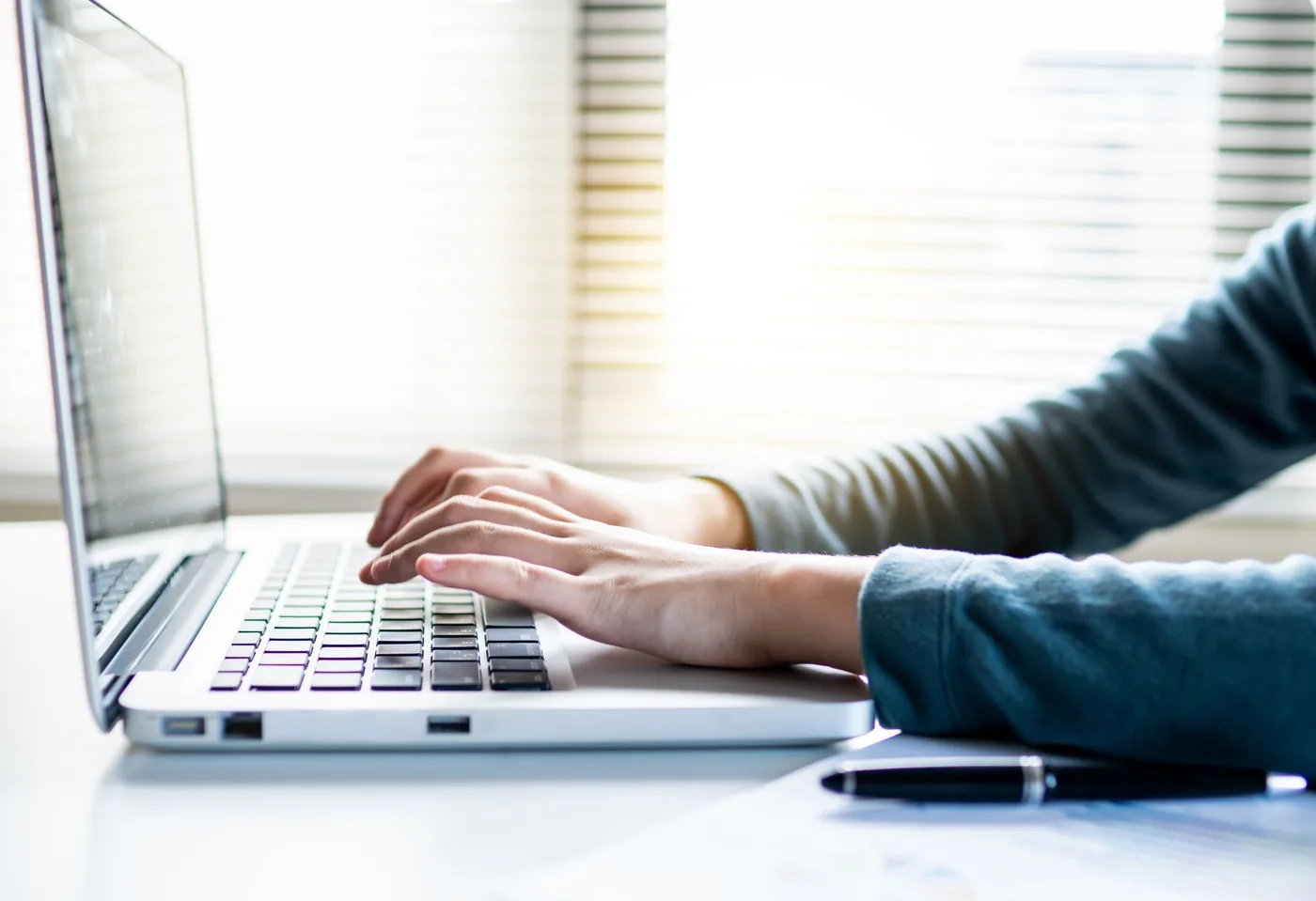 Podnikatel vyhledává firmu v online databázi na notebooku