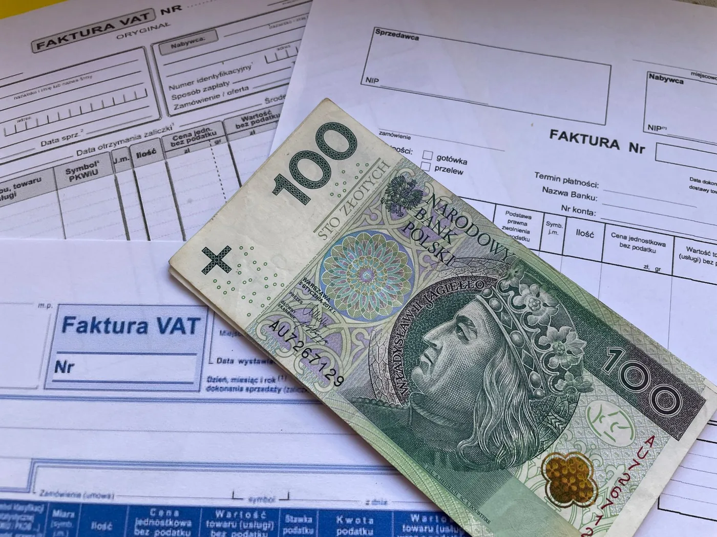 Po registraci k DPH musí plátce uvádět daň na fakturách i při přeúčtování.