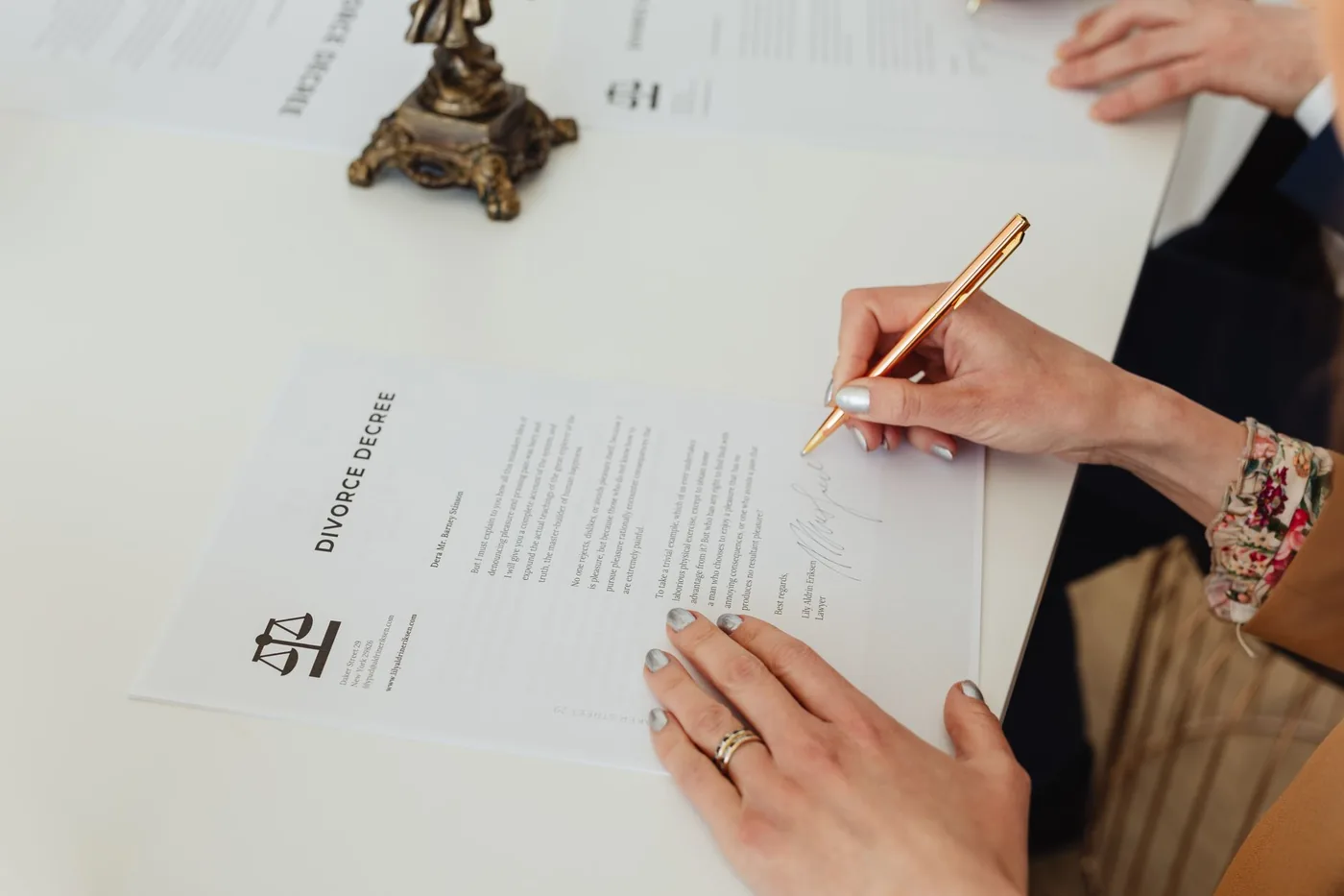 Zakladatelský dokument akciové společnosti musí mít formu notářského zápisu.