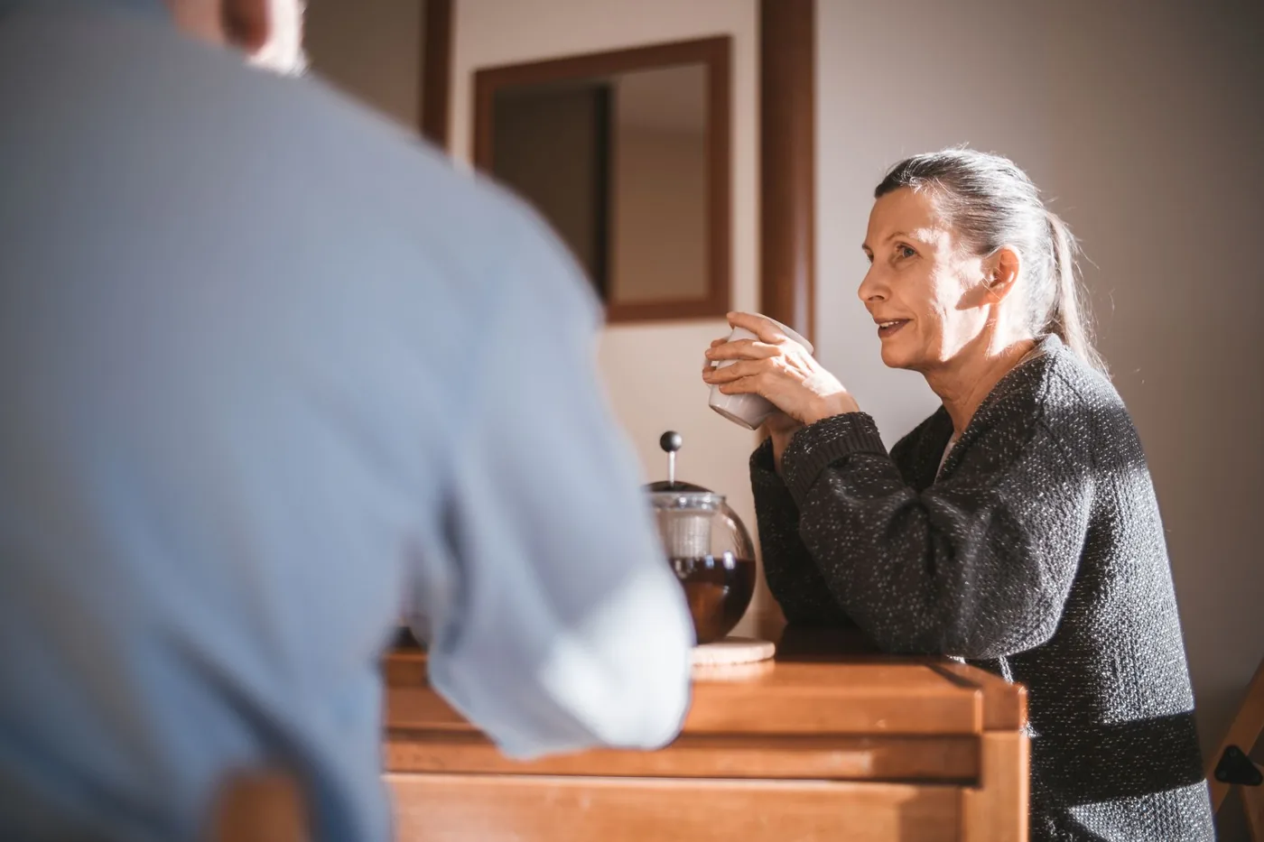 Senior počítá zdravotní pojištění v souvislosti s důchodem